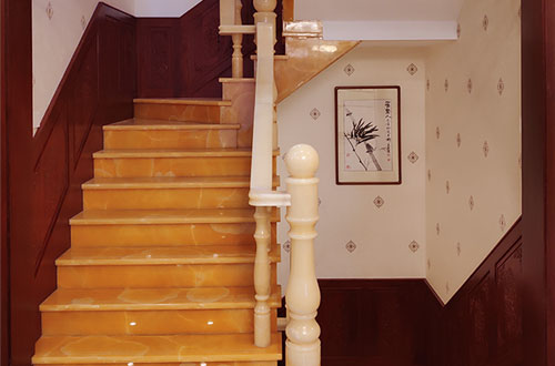 临朐中式别墅室内汉白玉石楼梯的定制安装装饰效果